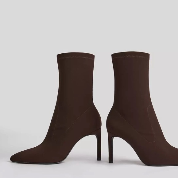 Bershka mid heeled sock ankle boot in dark brown - Picture 2 of 4